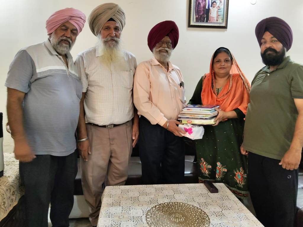 विश्व पंजाबी प्रचार सभा चंडीगढ़ द्वारा किताबों का सिंधारा दिया गया